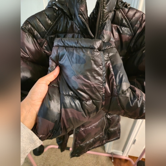 Guess Men's Puffer Jacket - Black and Green - Picture 13 of 14